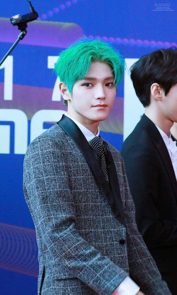 let's end this with green hair taeyong in a suit