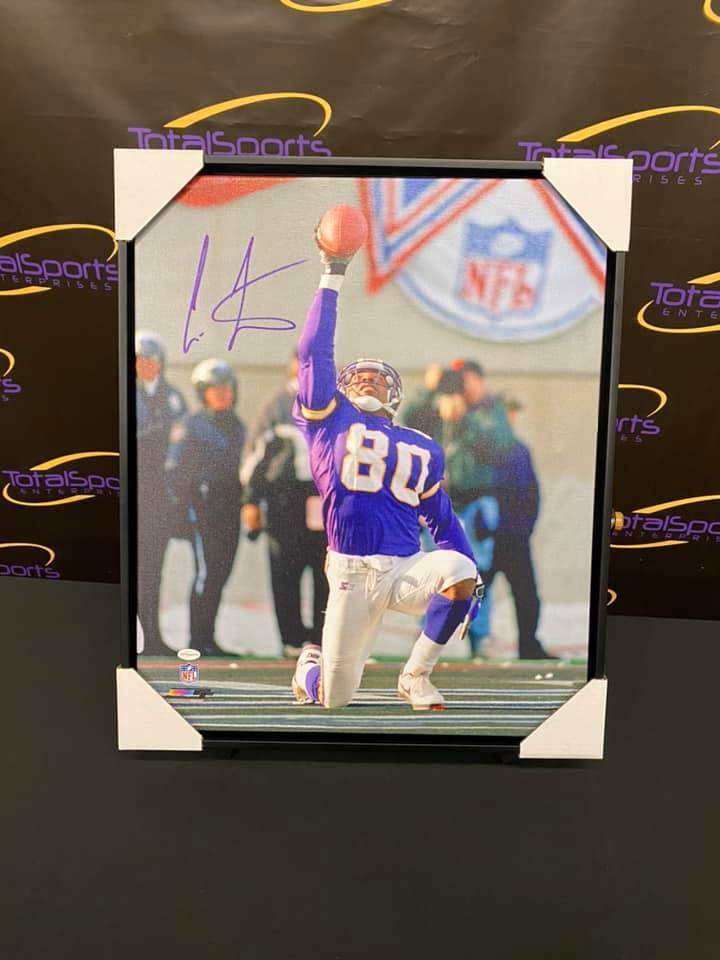 We're going to give away this Cris Carter autographed canvas!

For a chance to win:

1.) Retweet this tweet
2.) Follow us!

We'll pick a winner on Wednesday 4/22!

Good luck!
