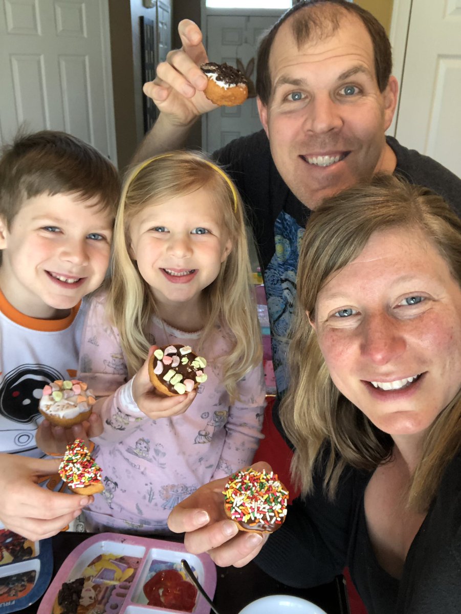 PROFE127's tweet photo. Decorando los donuts de Peace Love &amp; Little Donuts juntos! #HMSTogether #FACS https://t.co/jUR6SgMZU6
