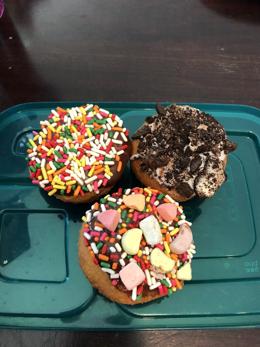 PROFE127's tweet photo. Decorando los donuts de Peace Love &amp; Little Donuts juntos! #HMSTogether #FACS https://t.co/jUR6SgMZU6