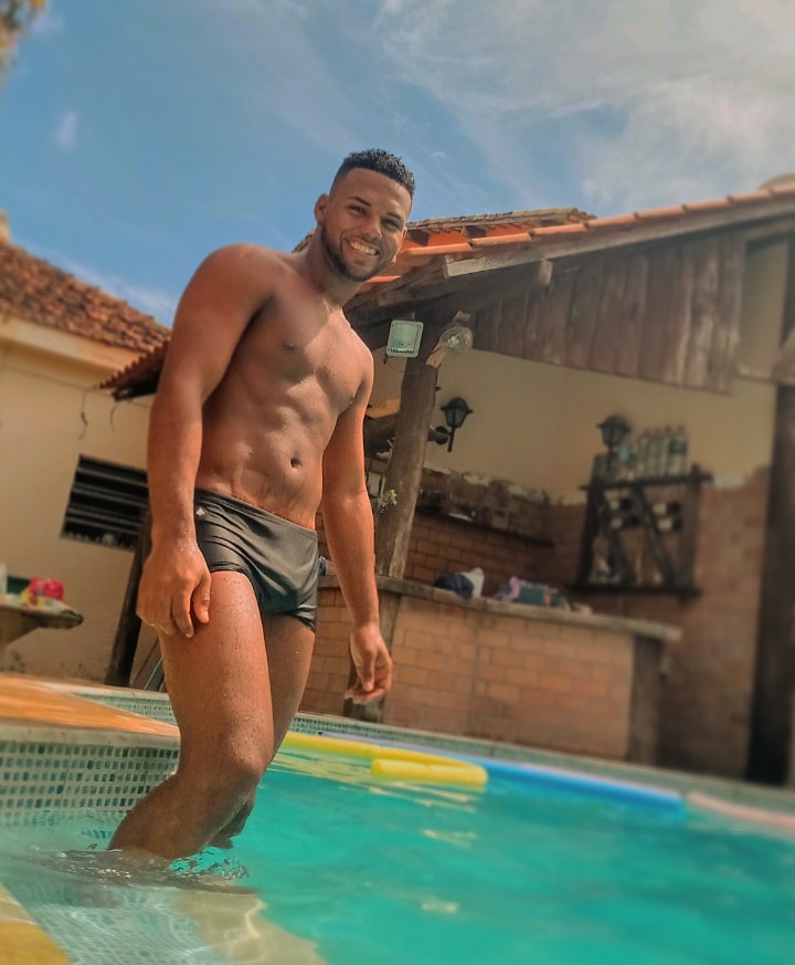 EmersonSPA's tweet photo. Vivendo....

#SOL #piscina #emcasa #Dia #Quarantine #EuFicoEmCasa #seamando #RJ #happy https://t.co/Mpprah1ubA