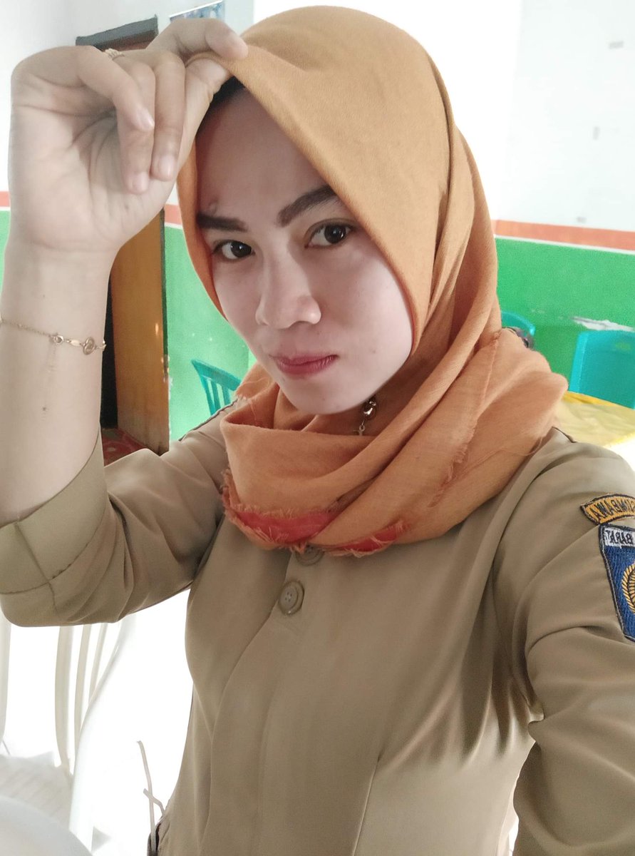 Coba ada dua hp gak bakalan aku minta bantu kepada kalian untuk pejuhin foto kiriman ini melalui whatsapp 😫
.
#kontolin
#pejuhin
#kontolcrot 
#jilbabcrot 
#kontolngaceng 
#istripejabat 
#Jilbabsange