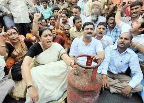 yes_indiya's tweet photo. @smritiirani ji

Throwback on your timeline should be this picture. What an awesome drama 👏🏼

 #OilCrash #Petrol https://t.co/gznQo2hHw3