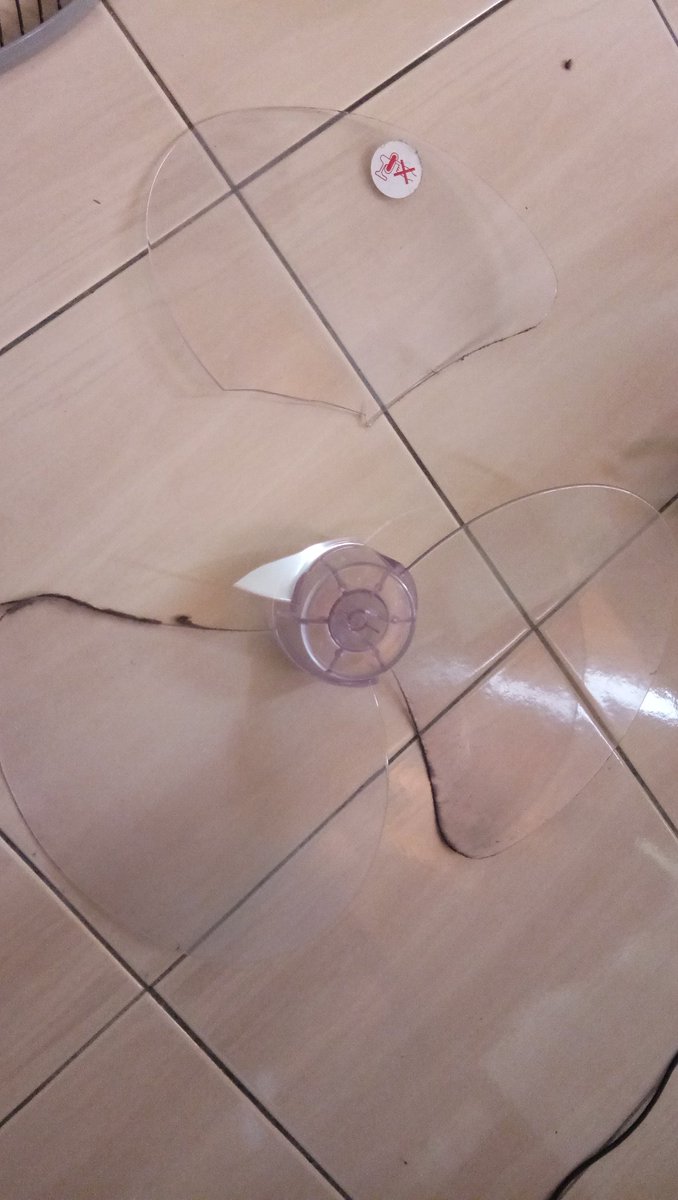 mursyidi_24's tweet photo. Ini namanya kreatif. Penangan anak la ni. Mungkin dia nak kipas tu guna 2 bilah je kot. https://t.co/IPZsuM69ia
