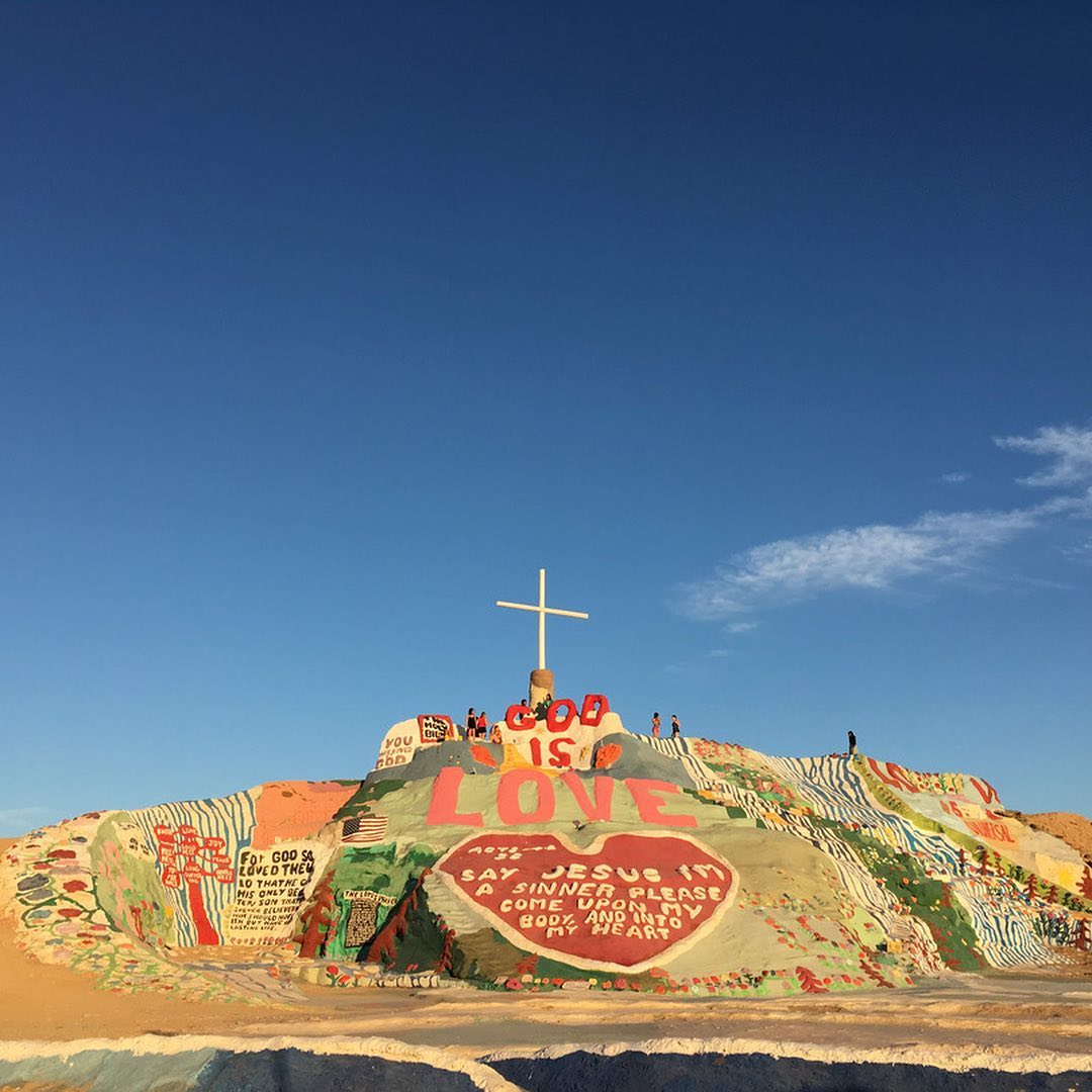 dailydrayton's tweet photo. 📸 via Instagram: Take me back to the desert 🌵🌵 (N.b. I don’t follow any particular religion, but the hard work &amp; love that has gone into making Salvation Mountain is truly beautiful.) https://t.co/EexQ9lgpp6