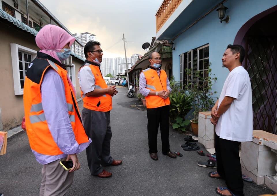 KPWKM's tweet photo. JKMWPKL telah menyerahkan 554 bakul makanan telah kepada penduduk yang terkesan dan telah memberi manfaat kepada 2216 isi rumah. Usaha ini akan berterusan bagi sepanjang tempoh PKP Fasa ke 3. 
#HeroJaketOren
#KPWKMPrihatin https://t.co/6jyBIf3N0Z
