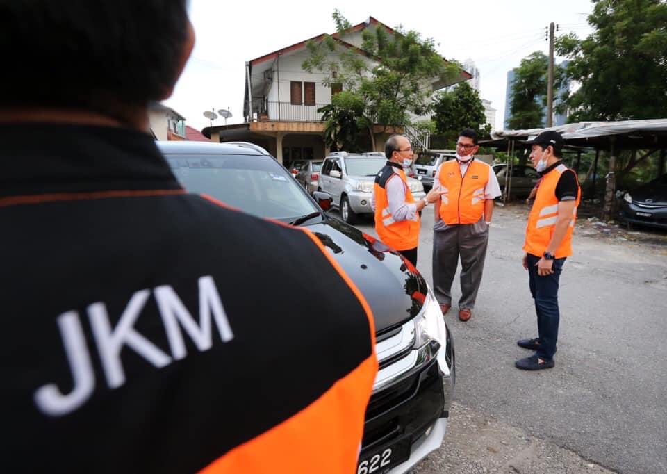 KPWKM's tweet photo. JKMWPKL telah menyerahkan 554 bakul makanan telah kepada penduduk yang terkesan dan telah memberi manfaat kepada 2216 isi rumah. Usaha ini akan berterusan bagi sepanjang tempoh PKP Fasa ke 3. 
#HeroJaketOren
#KPWKMPrihatin https://t.co/6jyBIf3N0Z