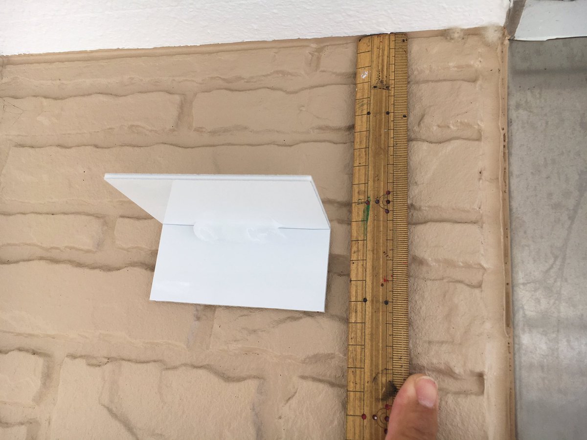 サインズシュウ 燕に巣を作ってもらいたくて 色んな工夫をしています もっとデカい台 を付けていたのですが たまに入ってくれるだけで巣は作ってくれません ネットにも色んな情報が載っていて 名刺サイズの台が良い 的な事を書いてたので 今年は