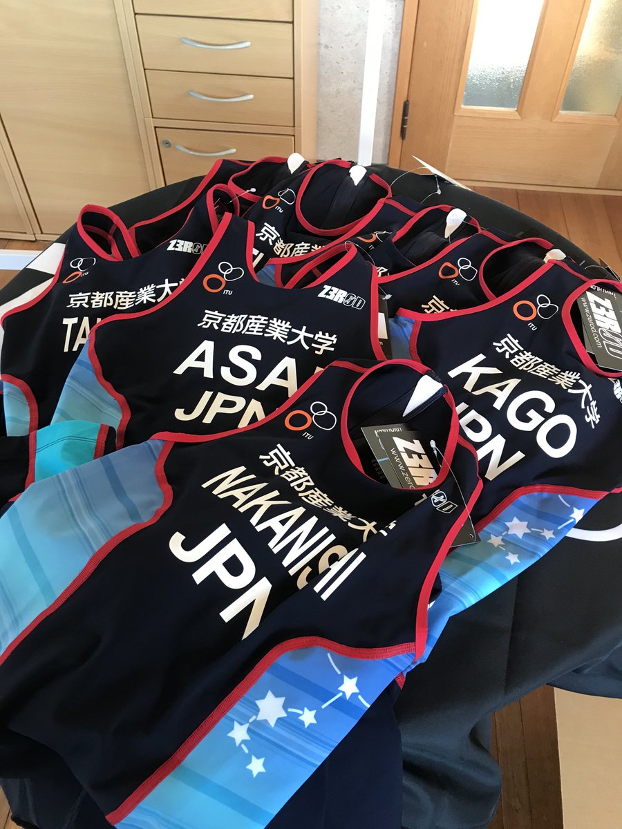Z3R0D_Japan's tweet photo. ［ウエア紹介］ 創設3年目になる #京都産業大学 #トライアスロンチーム 夜空に輝く射手座モチーフ���ウエア。競技と向き合うメンバーの姿勢は学校のシンボルその物でした。最初にご相談頂いてから完成まで半年以上掛かりましたが、完成度の高いデザインになりました。@kyosantry (Twitter+Instagram) https://t.co/wtHEPoGX8z