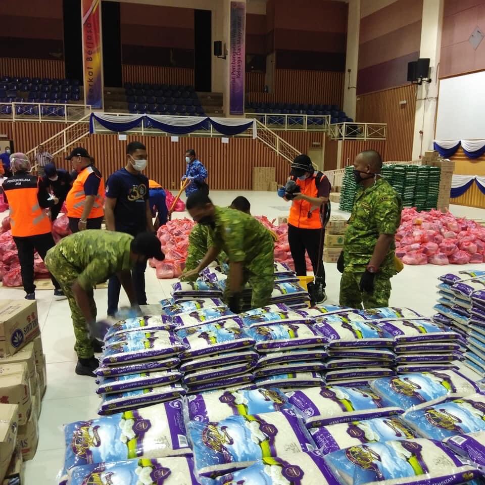 KPWKM's tweet photo. Penyelarasan bantuan bertempat di PLPP, Bangi untuk penyerahan sekitar WPKL. Sebanyak 2,000 bakul bantuan makanan asas diserahkan kepada mereka yang terkesan ketika PKP. #BerkatBerjasa #KPWKMPrihatin https://t.co/IquvQ1BZgl