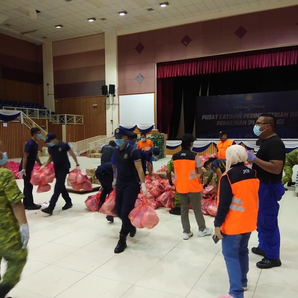 KPWKM's tweet photo. Penyelarasan bantuan bertempat di PLPP, Bangi untuk penyerahan sekitar WPKL. Sebanyak 2,000 bakul bantuan makanan asas diserahkan kepada mereka yang terkesan ketika PKP. #BerkatBerjasa #KPWKMPrihatin https://t.co/IquvQ1BZgl