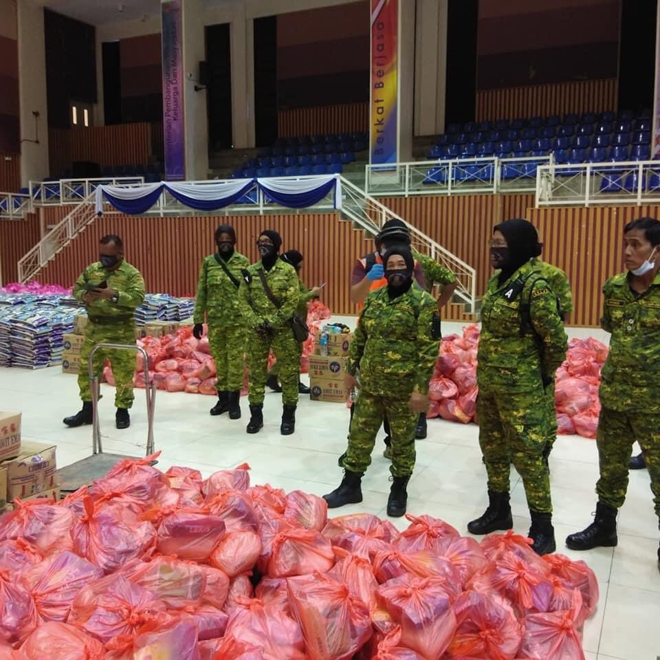 KPWKM's tweet photo. Penyelarasan bantuan bertempat di PLPP, Bangi untuk penyerahan sekitar WPKL. Sebanyak 2,000 bakul bantuan makanan asas diserahkan kepada mereka yang terkesan ketika PKP. #BerkatBerjasa #KPWKMPrihatin https://t.co/IquvQ1BZgl