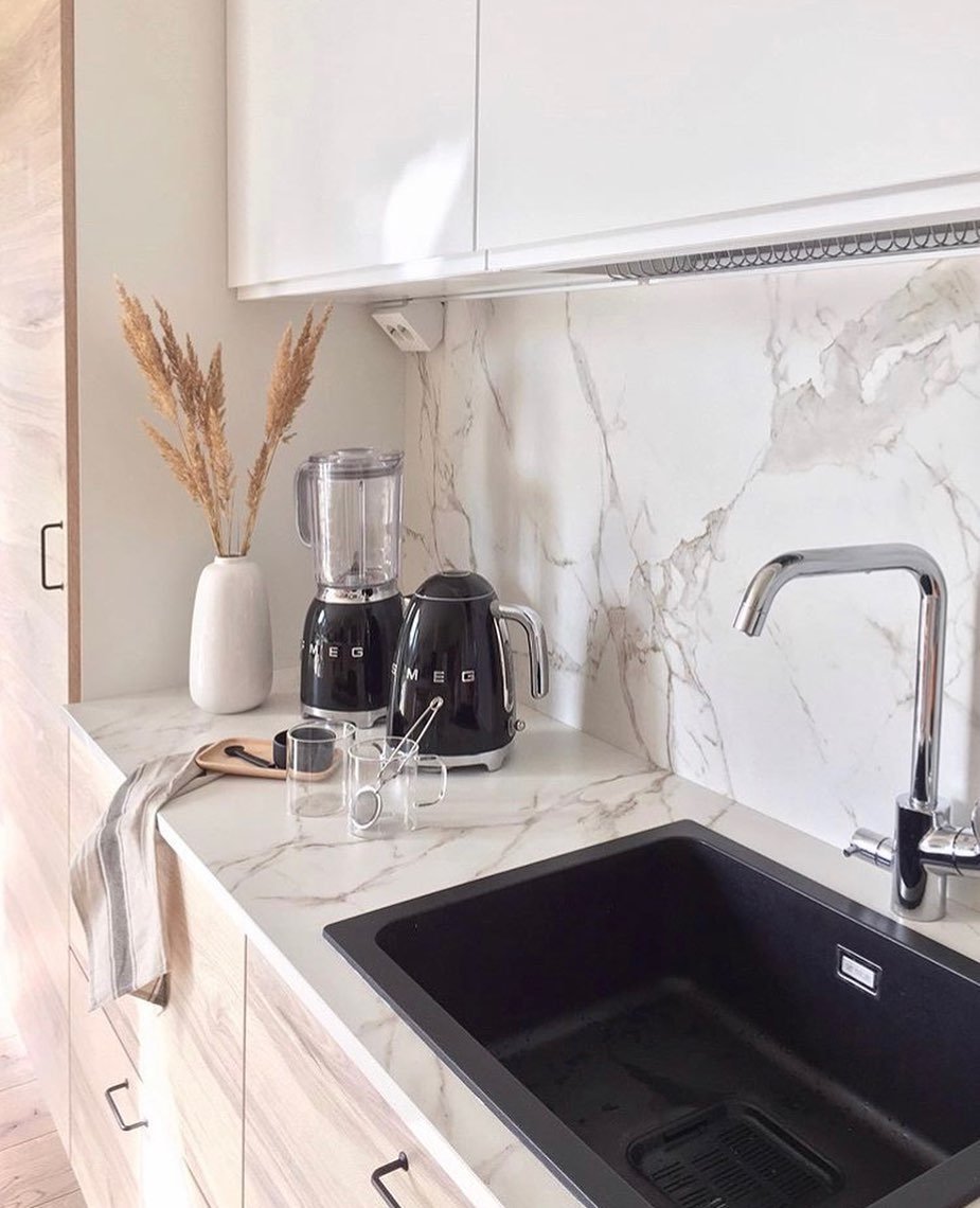 IRSurfaces's tweet image. Whether torching your Crème Brulee or searing your scallops, fear of damaging your work surface is never a concern when working on a Dekton countertop.
Inspirational 📷 and Design: @meidanunto ⠀
#dekton #cookinyourkitchen #kitchendesigninspiration #smeg #countertopsurfaces