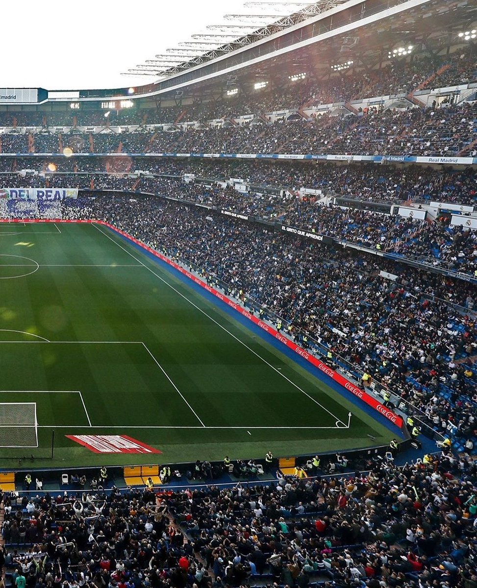 Ailier droit: Real Madrid Un Estádio Santiago Bernabeu connu de tous,un chant scandé par plus de 80k personnes et surtout je les mets par soucis d& #39;objectivité