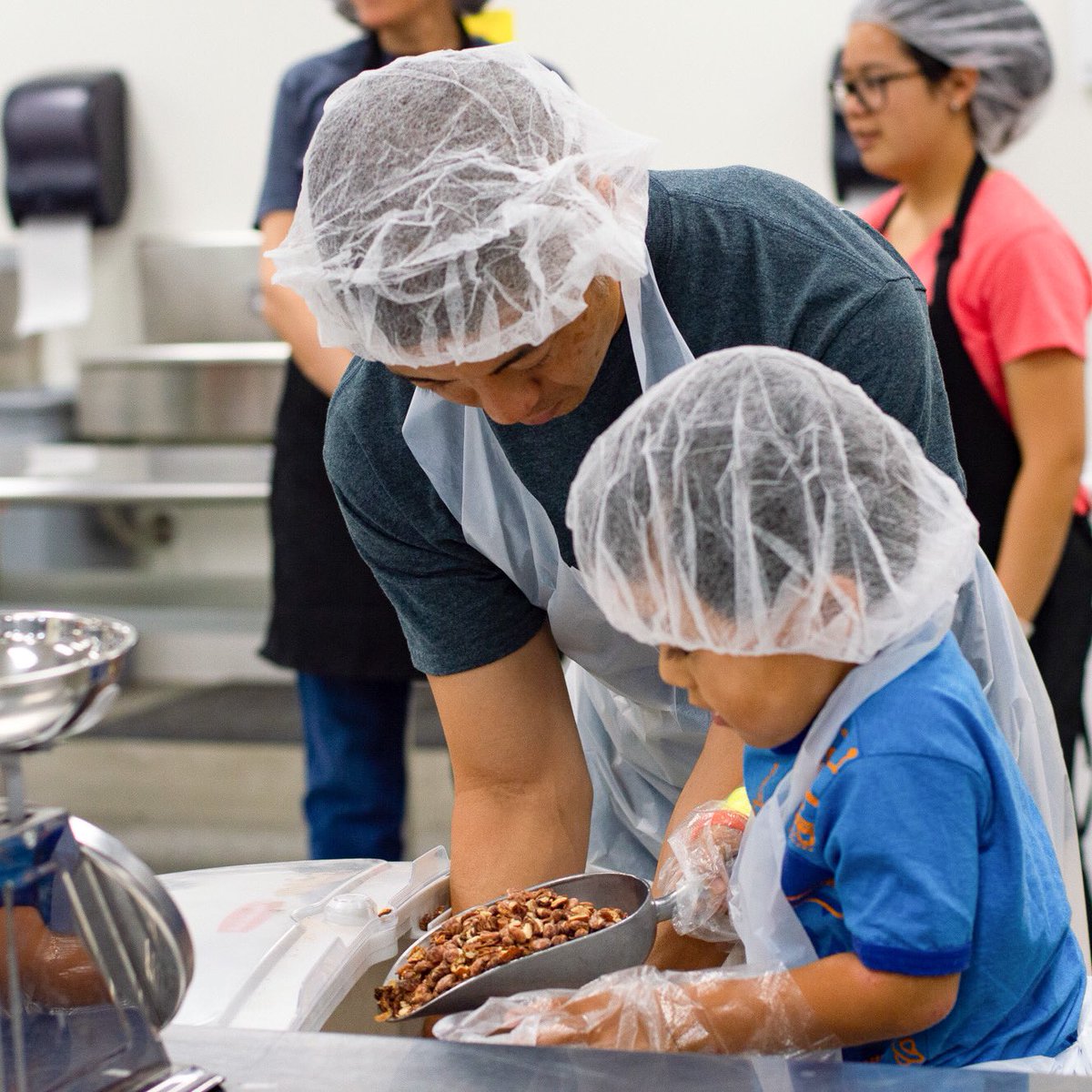 CHFpoverty's tweet photo. We cannot thank our guests enough for the countless families they have served by packing beans, pasta, and Meal Paks during their visit – we love our volunteers! #volunteerrecognitionday #povertyencounter #childrenshungerfund #serve #volunteer #volunteers #nationalvolunteerweek https://t.co/zoyPGlDrq6