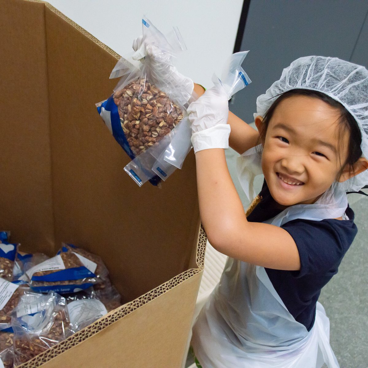 CHFpoverty's tweet photo. We cannot thank our guests enough for the countless families they have served by packing beans, pasta, and Meal Paks during their visit – we love our volunteers! #volunteerrecognitionday #povertyencounter #childrenshungerfund #serve #volunteer #volunteers #nationalvolunteerweek https://t.co/zoyPGlDrq6