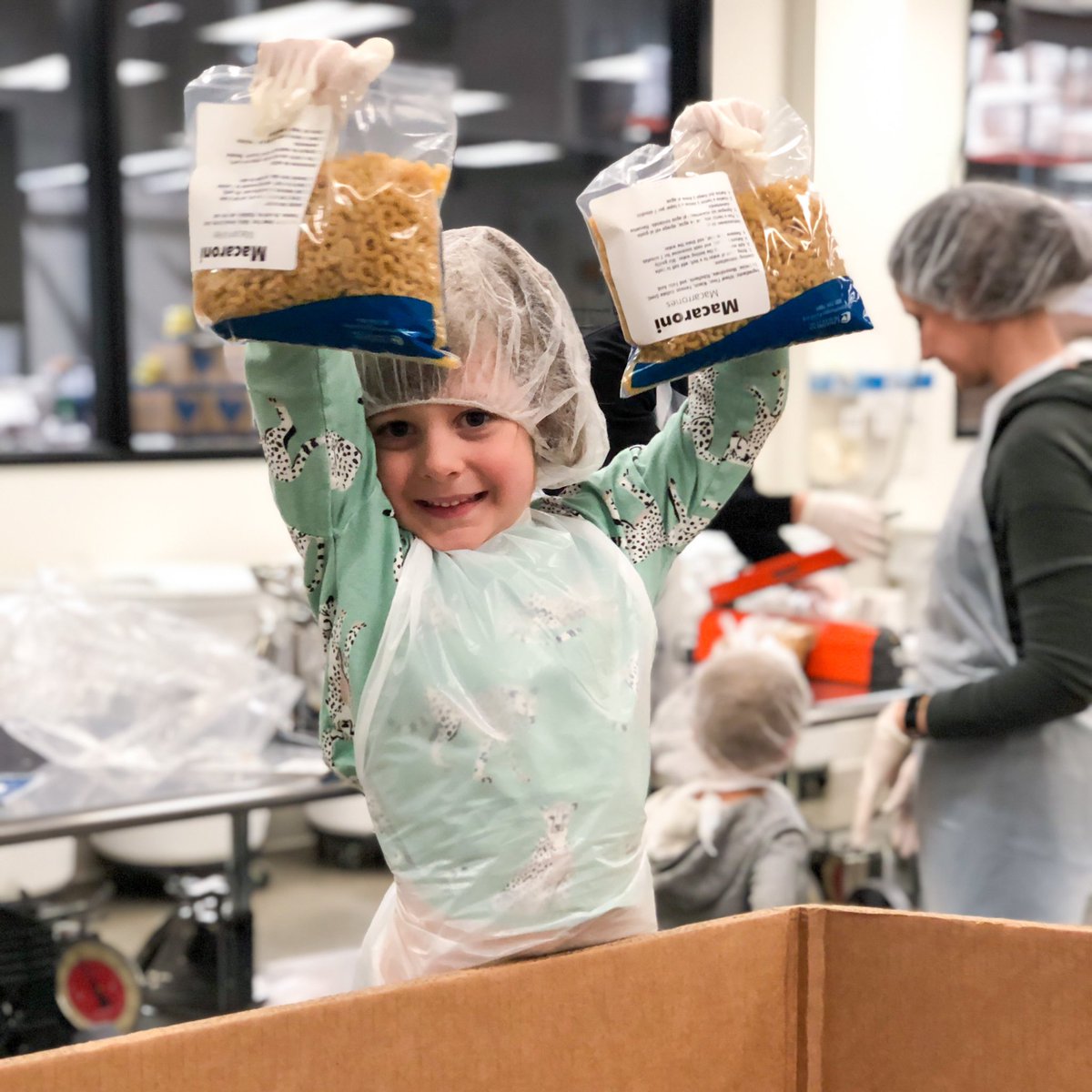 CHFpoverty's tweet photo. We cannot thank our guests enough for the countless families they have served by packing beans, pasta, and Meal Paks during their visit – we love our volunteers! #volunteerrecognitionday #povertyencounter #childrenshungerfund #serve #volunteer #volunteers #nationalvolunteerweek https://t.co/zoyPGlDrq6