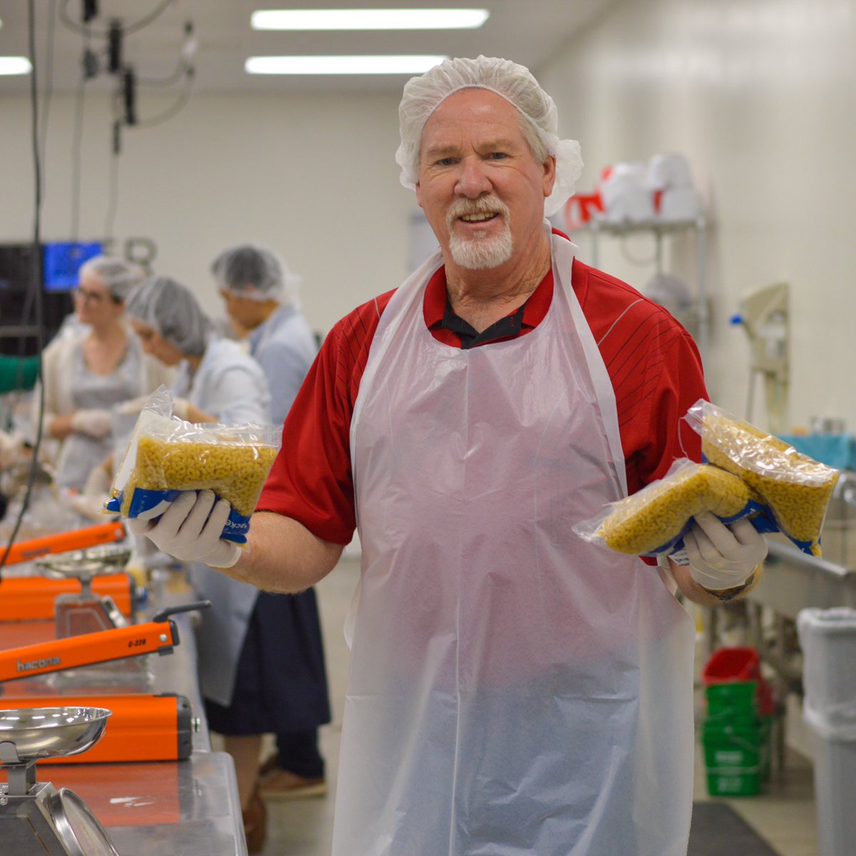 CHFpoverty's tweet photo. We cannot thank our guests enough for the countless families they have served by packing beans, pasta, and Meal Paks during their visit – we love our volunteers! #volunteerrecognitionday #povertyencounter #childrenshungerfund #serve #volunteer #volunteers #nationalvolunteerweek https://t.co/zoyPGlDrq6