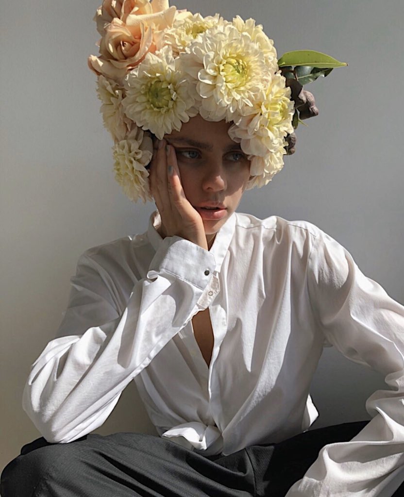 @/ lera_mimimi | flowers are a beautiful and amazing thing to use when wanting to express your creativity. Lera gives me major inspo when deciding how to style flowers and how to keep it editorial 