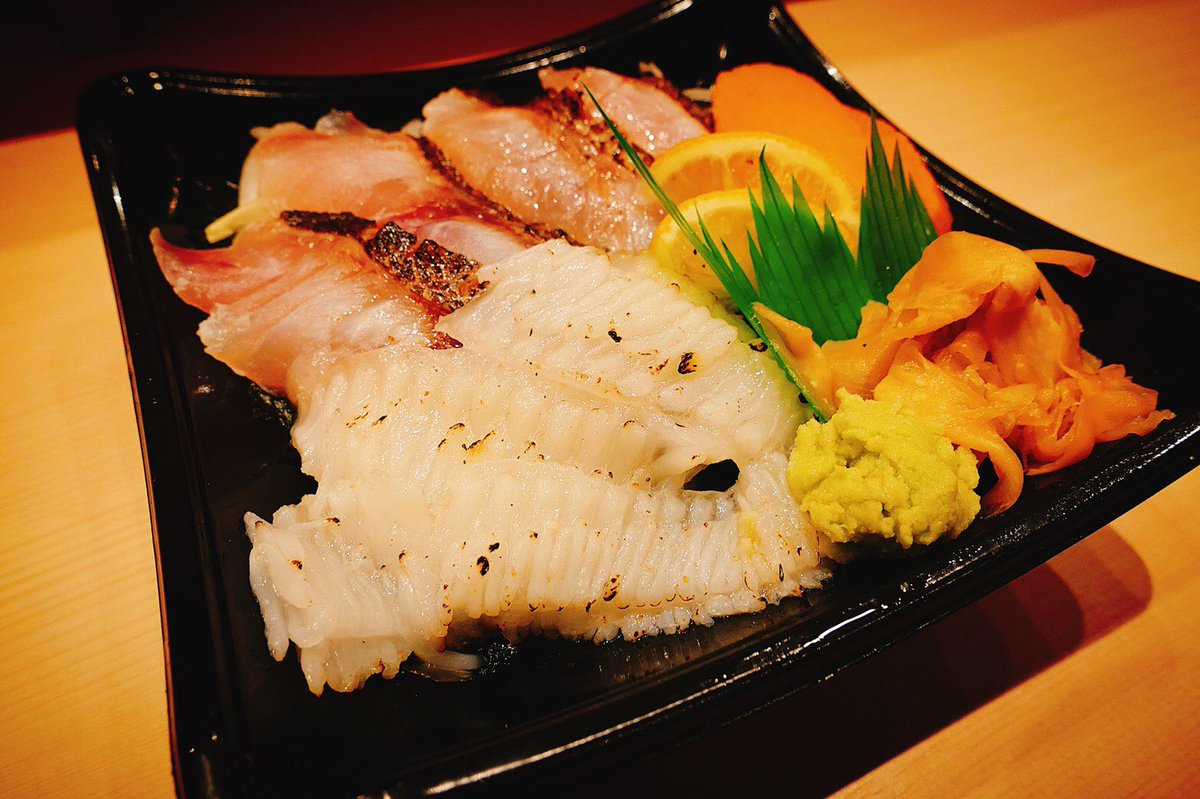 おはよう御座います

今日の海鮮丼は

あ　　ぶ　　り丼です❣️

黒ムツ　イサキ

そして　炙りメニューの中で
大人気の

え❣️ん❣️が❣️わ

税込み　1,000円です

他にも

バラチラシや握りのセットも
ご用意しております。

お気軽にお電話下さい

045-594-6381迄
宜しくお願い致します