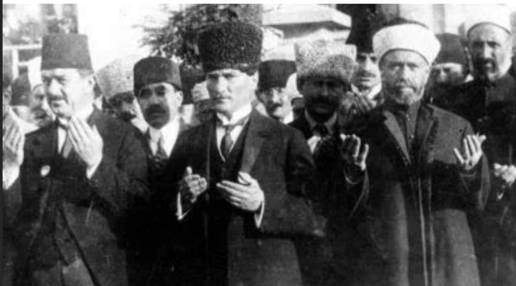 Türkiye Büyük millet meclisi'ni kur'an-ı Kerim okutarak ve besmele ile açan Mustafa Kemal Atatürk'e dinsiz allahsız diyen vatan haini şerefsiz haysiyetsiz cibiliyetsiz namussuz dur 
#yaistiklalyaölüm