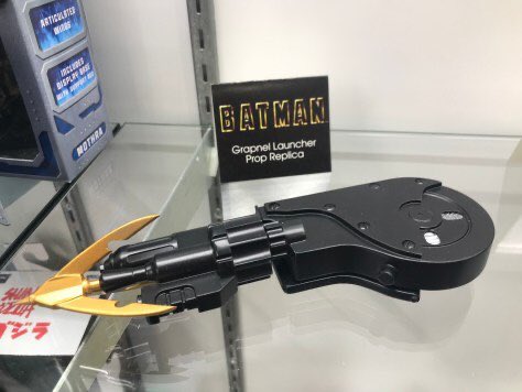 batmanbeyondpod's tweet image. Ever wanted to feel like Michael Keaton walking up to his display case? So has @NECA_TOYS . Check out the recent @C506Latam piece from co-host Benjamin David @ComicBookIntl ! #89batman #batman89 #michaelkeatonbatman #propreplica #fullscaleprops collectible506.com/full-scale-89-…