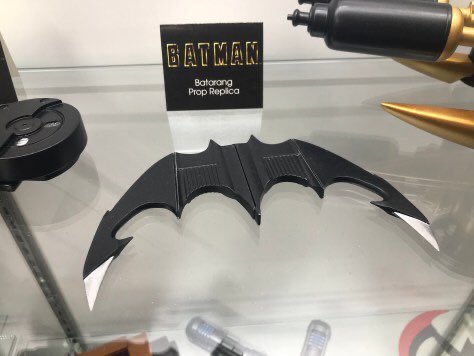 batmanbeyondpod's tweet image. Ever wanted to feel like Michael Keaton walking up to his display case? So has @NECA_TOYS . Check out the recent @C506Latam piece from co-host Benjamin David @ComicBookIntl ! #89batman #batman89 #michaelkeatonbatman #propreplica #fullscaleprops collectible506.com/full-scale-89-…