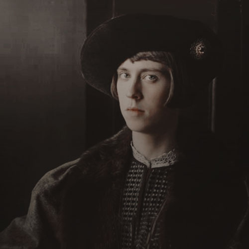THEBLACKBARTT's tweet photo. 𝐄𝐧 𝐛𝐮𝐬𝐪𝐮𝐞𝐝𝐚 𝐝𝐞: 𝐂𝐥𝐞𝐫𝐦𝐨𝐧𝐭 𝐅𝐥𝐢𝐧𝐭.
☐ Este muchacho a perseguido el Royals por mas de dos años.
☐ Asegura ser un sobrino bastardo del hermanastro de Roberts.
☐ Pobre chico, todo le sale mal.
☐ Al menos ha conseguido el puesto de Jefe de velas. https://t.co/lvQP4Z6CeN