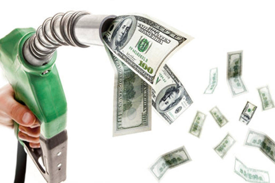DiarioTalCual's tweet photo. Vender crudo a descuento sumado a la caída de la producción y de los precios del barril, así como la imposibilidad de Pdvsa de exportar, hacen que en 2020 Venezuela no cuente con ingresos petroleros. Reportaje de @ahianaf #TalCual #ClaroyRaspao #OtroLogro https://t.co/hdeboNjSWn https://t.co/VCwGlaBdtd