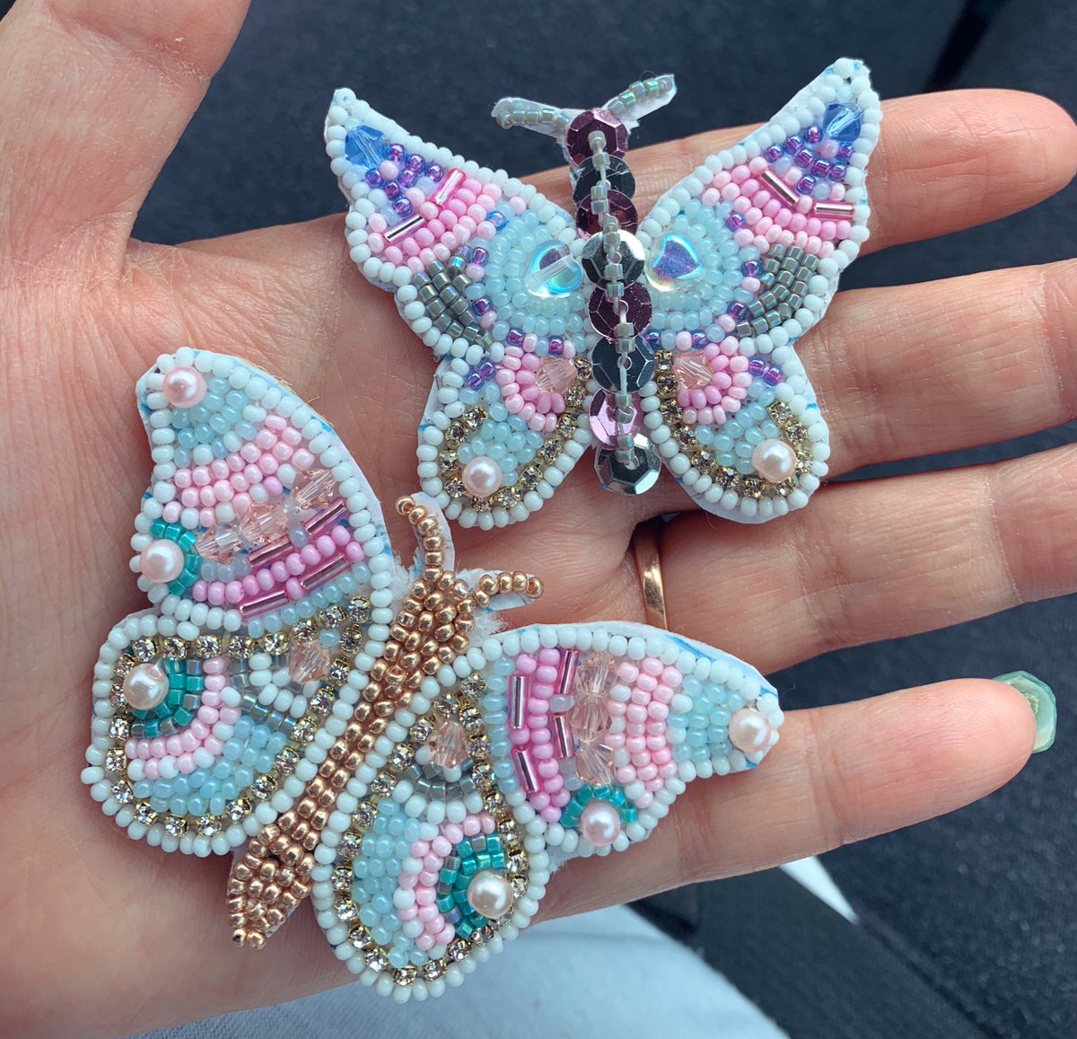 Morningg_Sunn's tweet photo. Taking orders π¦
#butterflies #beadedpopsocket #beadedhairclip #beadwork https://t.co/0AHEEXIdTT
