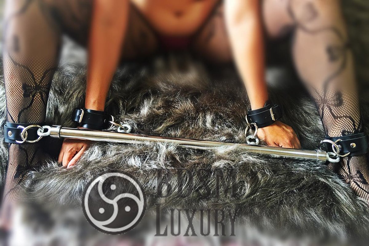 Agitandobdsm's tweet photo. #spreadbar com tornozeleiras e algemas em couro legítimo.
Resistente, confortável e efetiva.
EXCLUSIVIDADE BDSM LUXURY!
#bdsmluxury #bondage #sadomasoquismo https://t.co/1LWjwi5PaV