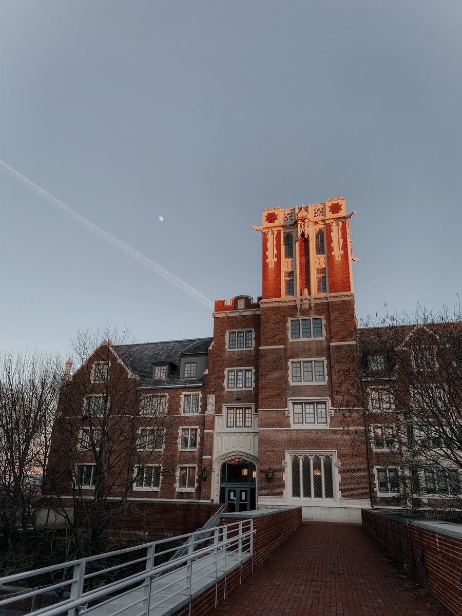 We can’t wait to walk around campus again. 💫 #PrettyPicMonday