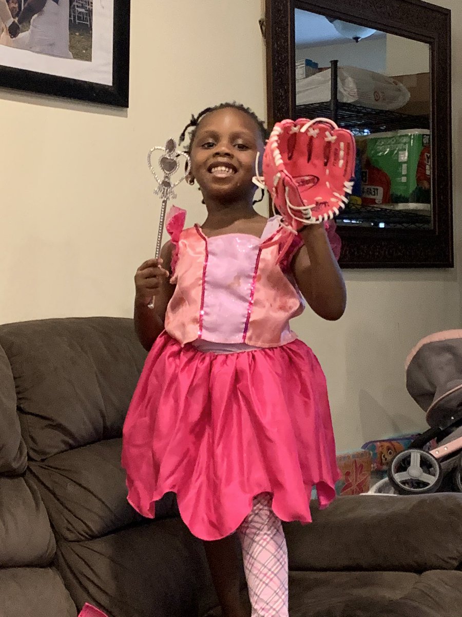 DamoDaGr8's tweet photo. When you’re raising a princess, but she can also pick it at short. #PrincessAddy https://t.co/dzHYbraFgJ