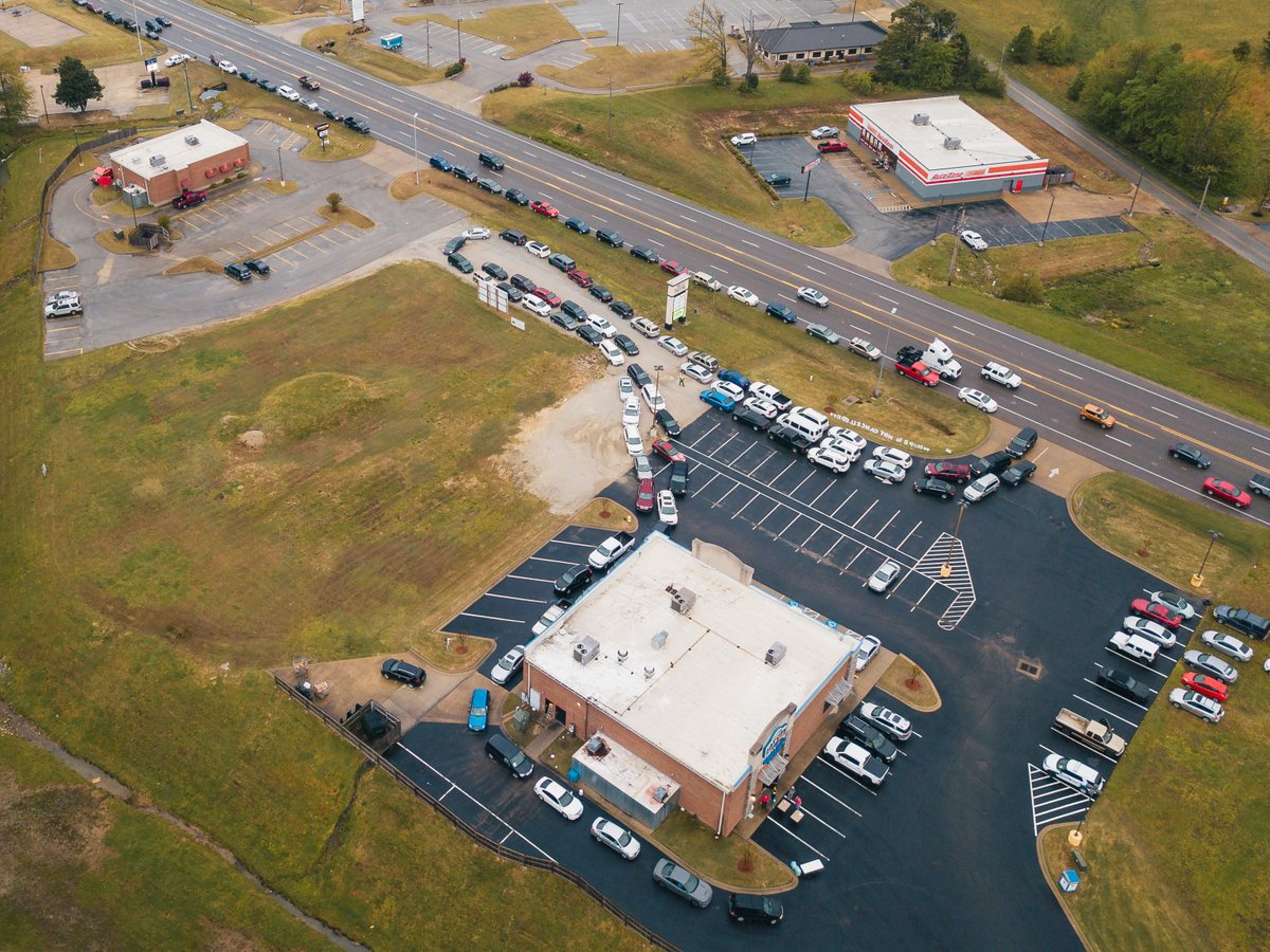 AsaHutchinson's tweet image. More proof that Arkansans care. 2 people in Jonesboro organized a free-pizza night to encourage their town, which had COVID plus a tornado. Word spread, donations arrived. It became Operation Full Belly: 2 weeks, 12 restaurants, 2,500 free suppers. That's the spirit of Arkansas.