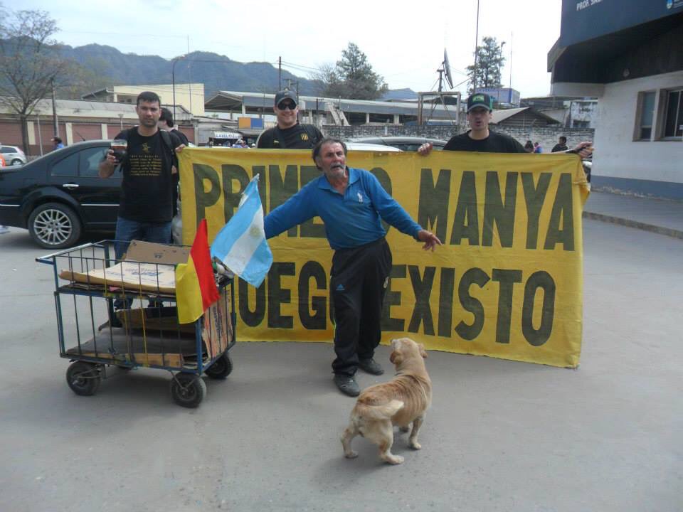 nicoluna852010's tweet image. Un fotón del viaje a bolivia en Bondi. 🇦🇷🇧🇴
El bagallero y su perro no se querían perder la foto. 
#LPDLT