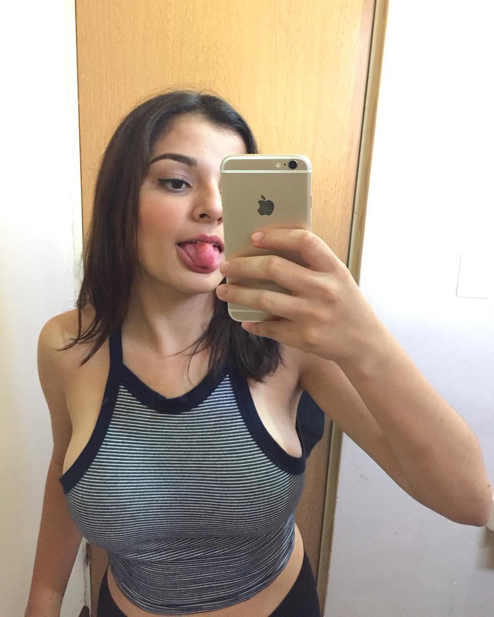 AdorEmilie's tweet image. Qui veut des nudes ? RT et Like ce tweet