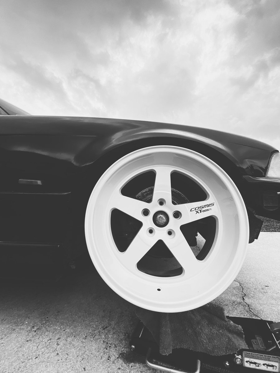 JustinVilay's tweet photo. Was on the fence with white wheels, but these are gonna tuck nice 🤘🏽 https://t.co/VI8PDO8K36