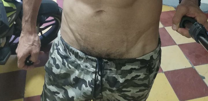 Un hetero en mi casa ambos bebiendo y jalando, le dije "Me dejarias tirarme una raya sobre tu vello púbico" me dejó y mientras jalaba le agarre y apreté suavemente el paquete, al rato me dijo, nunca me lo ha chupao un hombre, no soy maricon, le dije, es solo sexo hombre ....