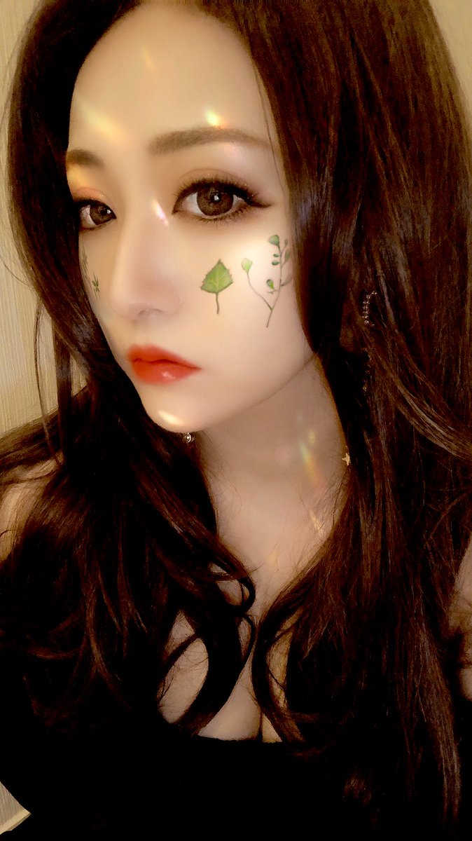 Rina 暗い色のウィッグに合わせてメイクしてみた 暗髪にはやっぱり赤リップが映える おうち時間でメイクの練習いっぱいしよう