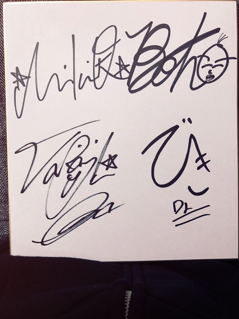 TakayoshiOhmura's tweet photo. 5年ほど前にMI大阪でセミナーした時のサインもちゃんと残してあります☺️
これは売れませんね笑
その時の物販用に作ったピックも凄い数ありました🌀
#FBTH https://t.co/6tqnrHgVtA