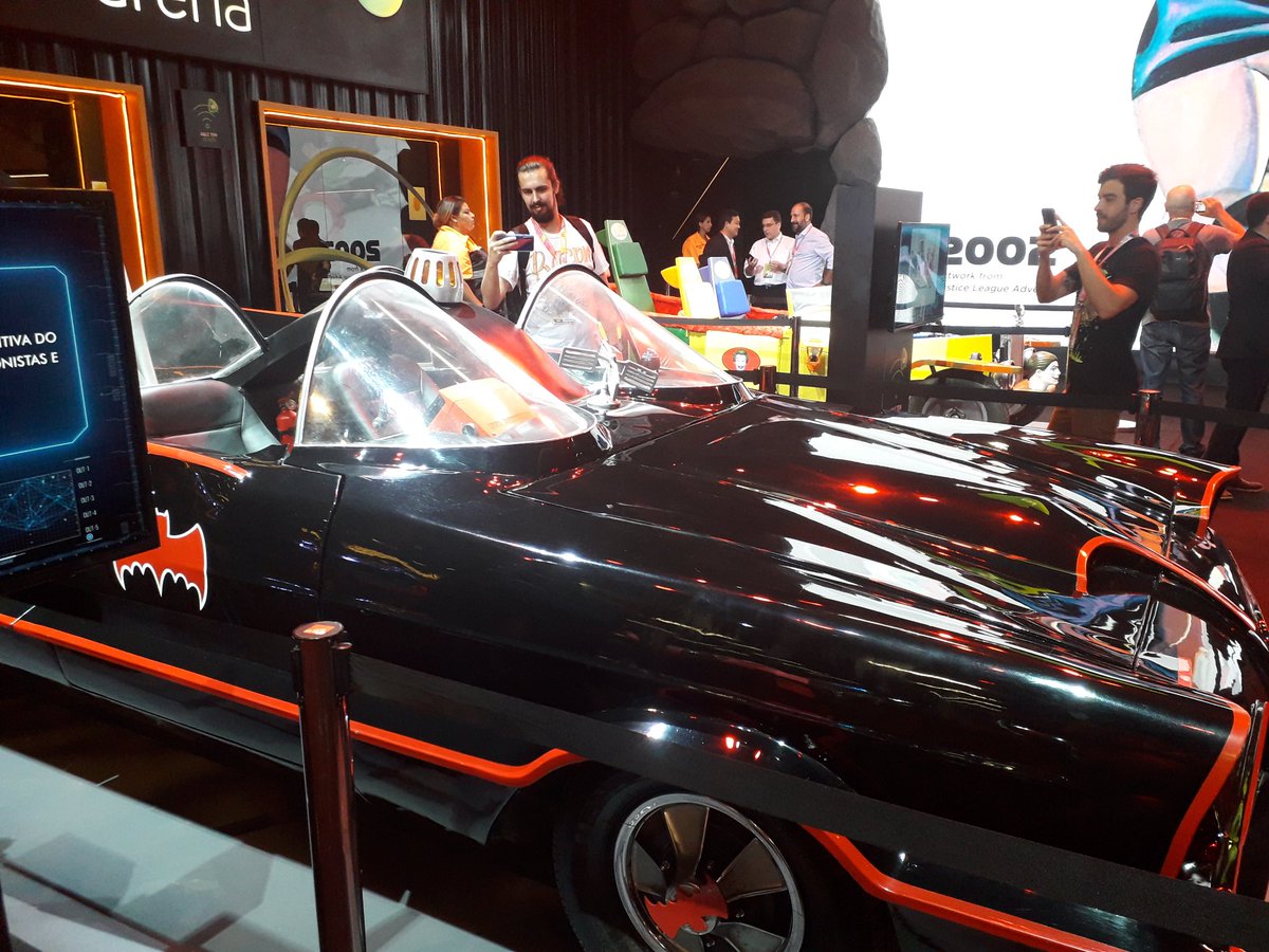 DailyTDKT's tweet photo. The batmoto of the nolan trilogy, as well as the batmobile of Adam West and Batman v Superman, taken by me during #CCXP2019 in São Paulo. Too bad I can't drive anyone 🥺😅🦇❤ https://t.co/x3m1gt4CRh