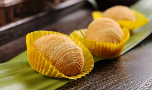 9. 南瓜饼 pumpkin cake(??) it's basically fried pumpkin mochi with red bean innards10. 西米露 sago soup. it can be served hot & cold and the ones i usually get are either in coconut milk or red bean soup11. 榴莲酥 durian cake (this shit good12. 沙琪玛 caramel treats???