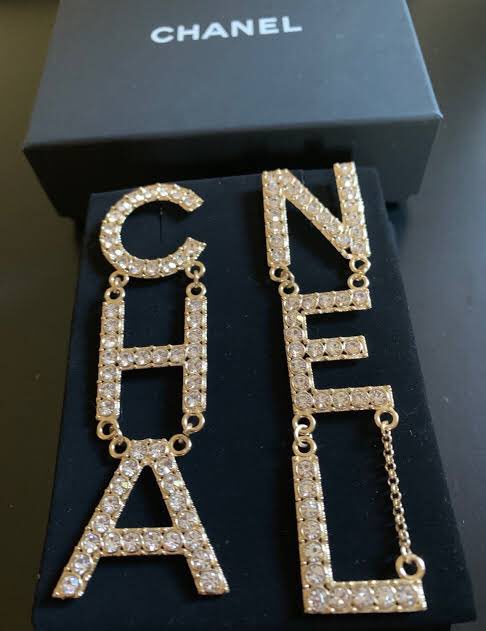 h_chiaki's tweet photo. LOLLL j’ai rêvé que ces boucles d’oreilles Chanel étaient en rabais à 100$ pi lorsque tu les achetais tu recevais un stylo (wtf lol) Chanel gratuit 😂😭😭😭 #iwish #randomdream https://t.co/zkHT5qWD6s