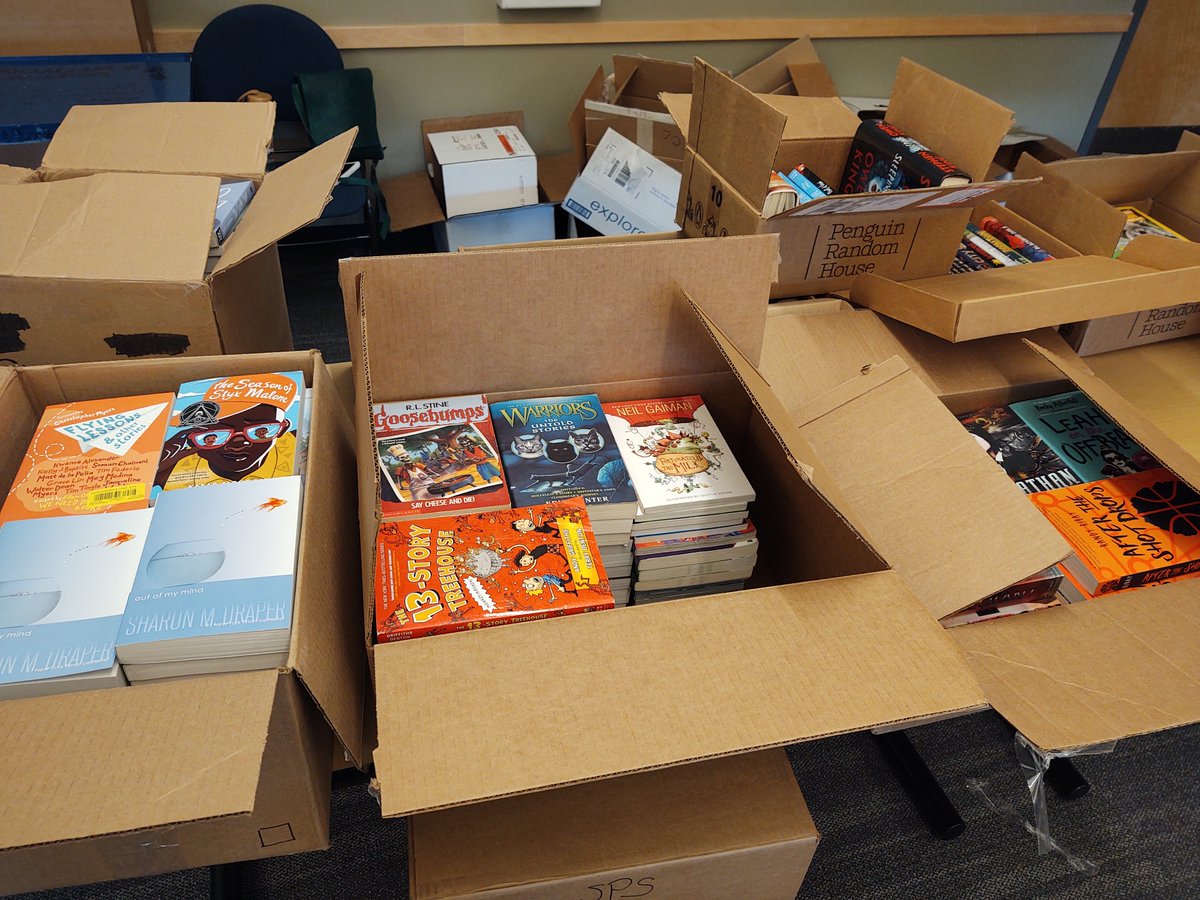 thatsmsdarcy's tweet image. Fresh book donations went out to students at our 26 meal sites. Thank you @ThirdPlaceBooks for your donations!

#read #seattlesuperreaders #spsconnects