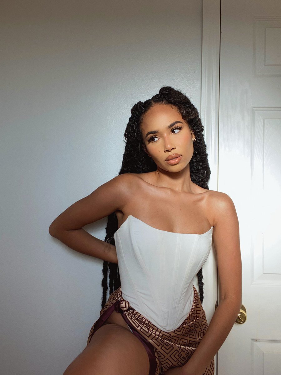 SymphaniSoto's tweet photo. A scarf of many talents. https://t.co/0qfiFJOgf9