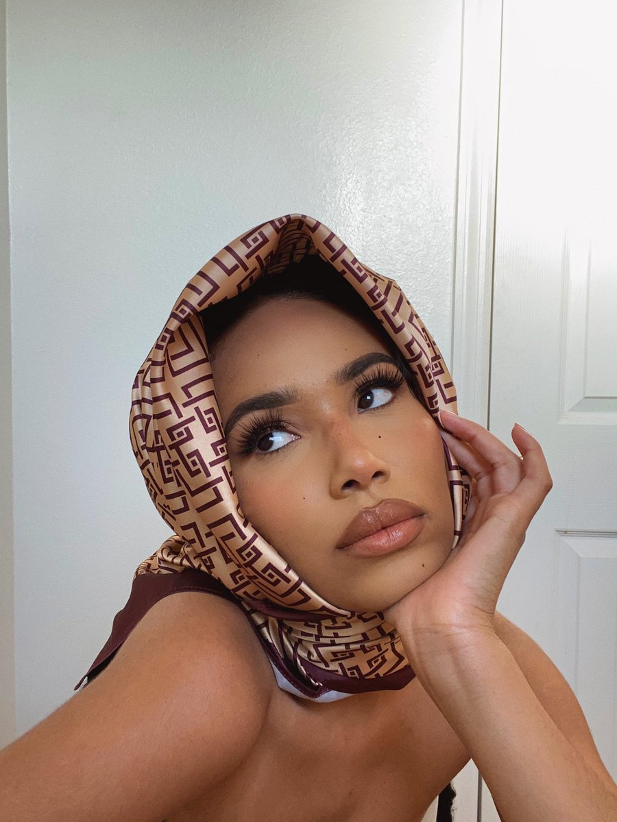 SymphaniSoto's tweet photo. A scarf of many talents. https://t.co/0qfiFJOgf9