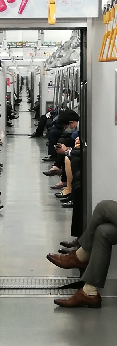 朝の東西線、
1番端まで抜けて見える