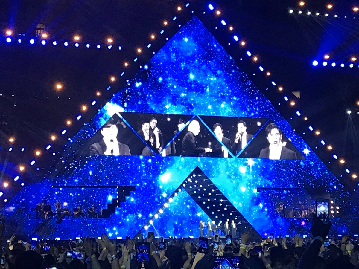 __giiih's tweet photo. MARAVILHOSOS! ❤️ relembrando cada momento desse show e esperando tudo isso passar que o ingresso do próximo já tá comprado! #AmigosBrahmaLive #villamixemcasa https://t.co/NMphaac4TX