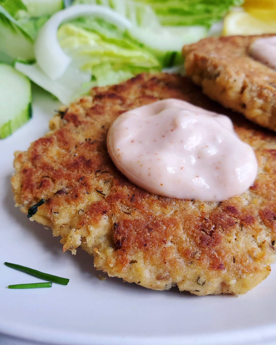 Salmon Patties for the pantry win 🙌  If you're stocked up on canned fish(tuna will work too 👍) you have to try these! thriving-glutenfree.com/2020/04/04/sal…