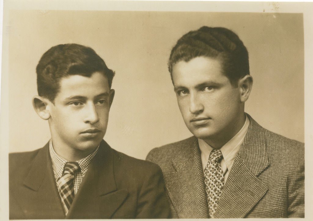 A la izquierda mi Tío Abuelo Efraim quien murió en el Holocausto, junto a mi abuelo a la derecha! #NeverAgain #NeverForget